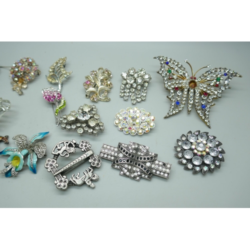 7257 - A collection of costume brooches