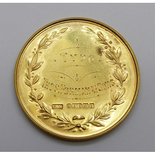 7320 - A 9ct gold 1910 International Printing and Stationery Exhibition medallion with inscription verso, '... 