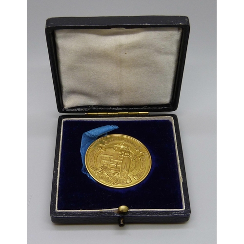 7320 - A 9ct gold 1910 International Printing and Stationery Exhibition medallion with inscription verso, '... 