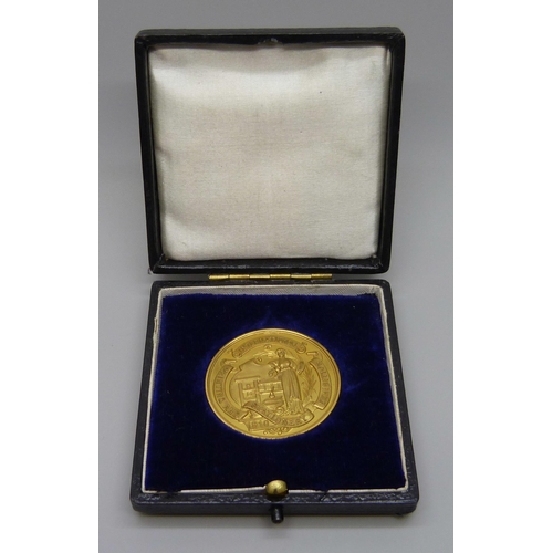 7321 - A 9ct gold 1910 International Printing and Stationery Exhibition medallion with inscription verso, '... 