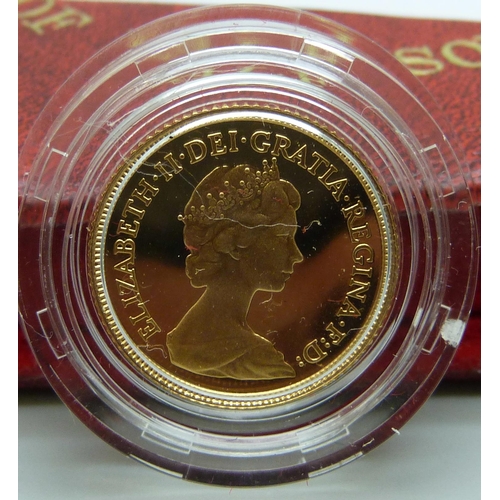 7322 - A Royal Mint proof half sovereign, 1980, cased