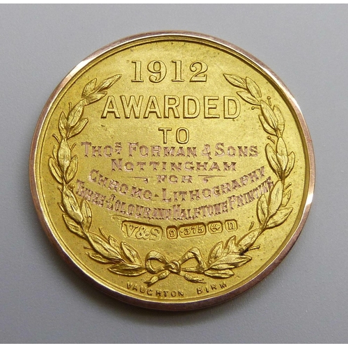 7326 - A 9ct gold 1912 Printing Trades Exhibition, Manchester medallion with inscription verso, Thos. Forma... 