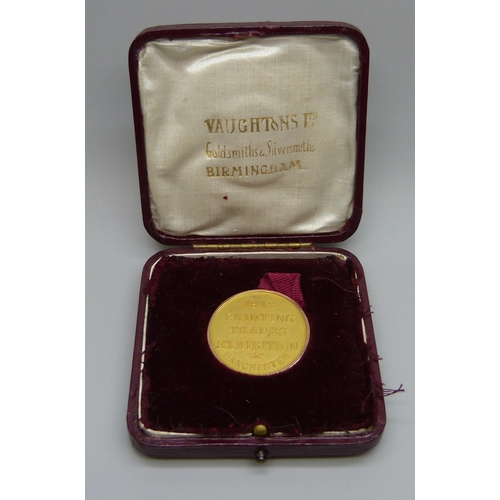 7326 - A 9ct gold 1912 Printing Trades Exhibition, Manchester medallion with inscription verso, Thos. Forma... 