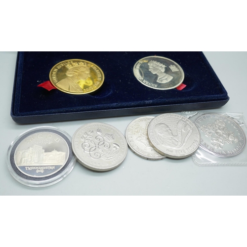 7352 - A Gold and Silver Jubilee limited edition two-coin set, a 1931 2 1/2 Dutch Guilder silver coin, two ... 