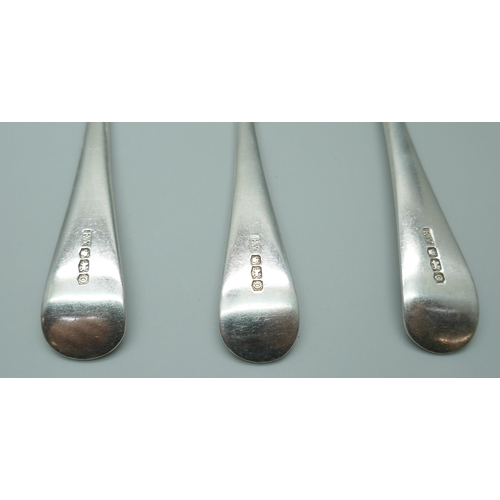 7364 - A set of six silver dessert spoons, 339g, 17.5cm