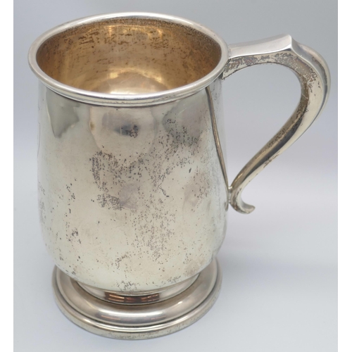 7367 - A silver mug with inscription dated 1937, 296g, height 128mm