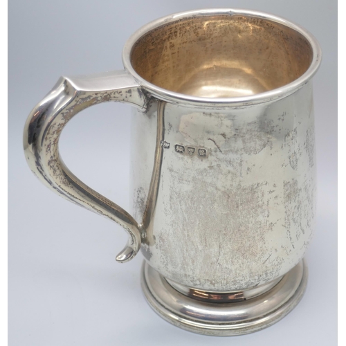 7367 - A silver mug with inscription dated 1937, 296g, height 128mm