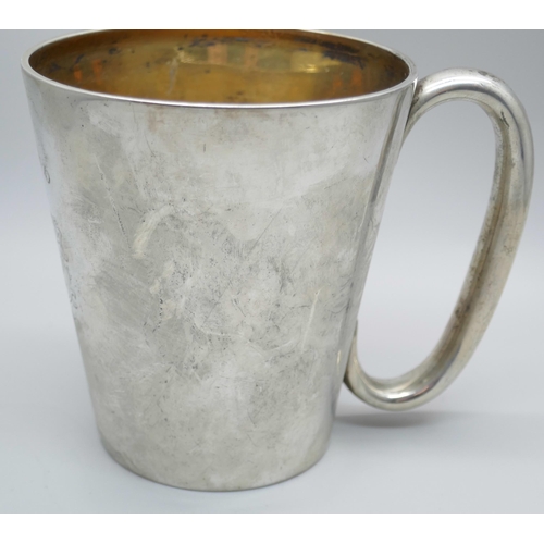 7368 - A silver mug with gilt interior, Sheffield 1900, with monogram, 225g, height 10.5cm