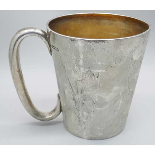 7368 - A silver mug with gilt interior, Sheffield 1900, with monogram, 225g, height 10.5cm