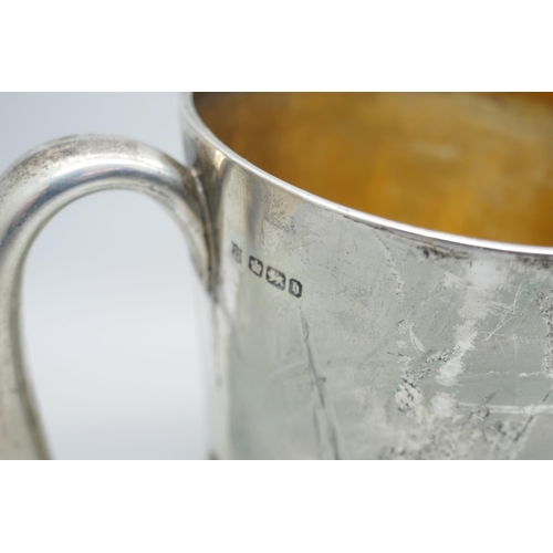 7368 - A silver mug with gilt interior, Sheffield 1900, with monogram, 225g, height 10.5cm