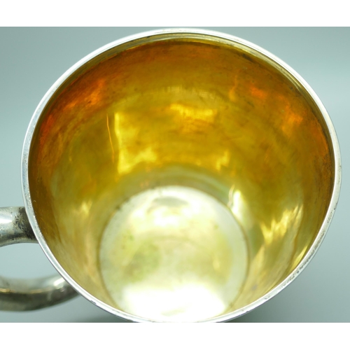 7368 - A silver mug with gilt interior, Sheffield 1900, with monogram, 225g, height 10.5cm