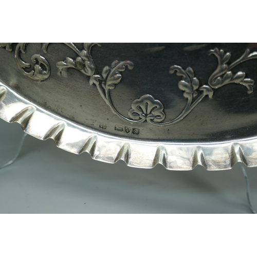 7373 - A silver tray with Reynolds Angels detail, Chester 1904, 272g, 23.5cm x 30.5cm