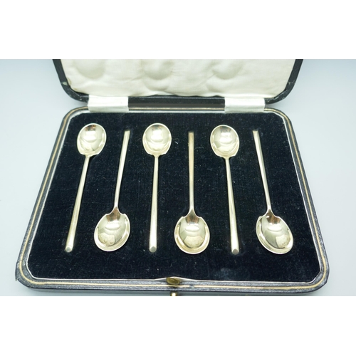 7379 - A set of six silver gilt coffee spoons, cased, 34g