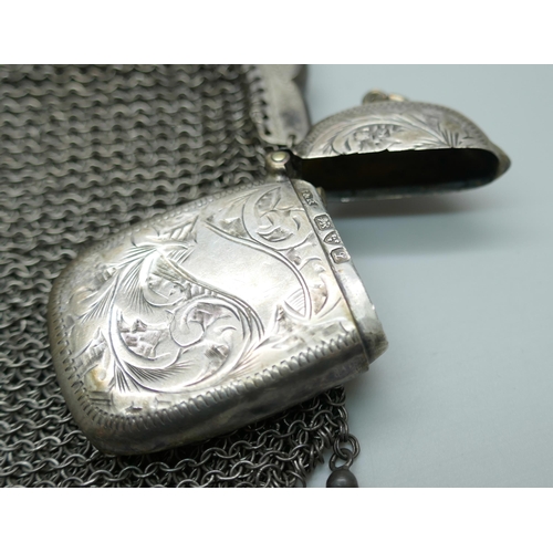 7382 - A white metal purse and a silver vesta case