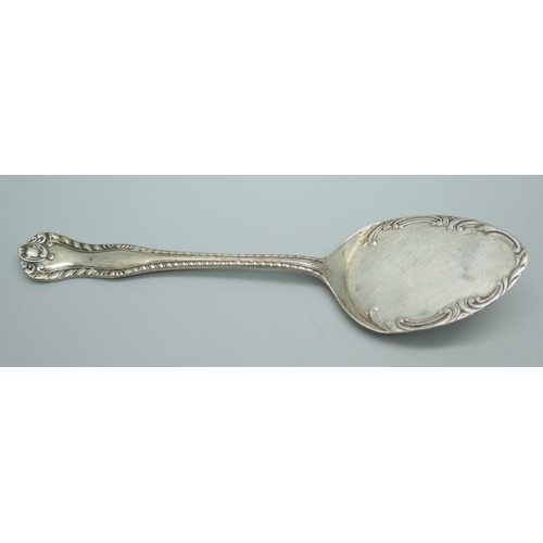 7384 - A small silver serving spoon, Birmingham 1901, 16g