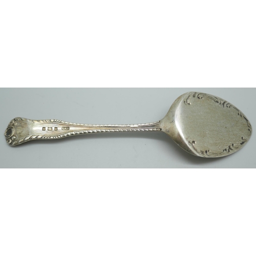 7384 - A small silver serving spoon, Birmingham 1901, 16g