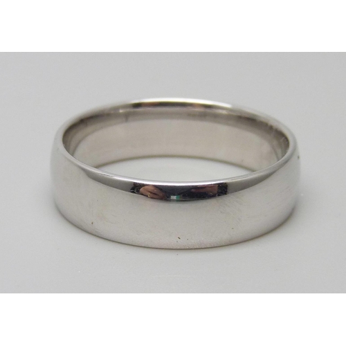 7074 - A gentleman's 9ct white gold band, 6.5g, V, 6mm