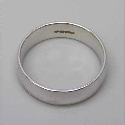 7074 - A gentleman's 9ct white gold band, 6.5g, V, 6mm