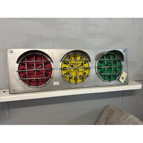 3001 - Three clocks in the form of metal traffic lights