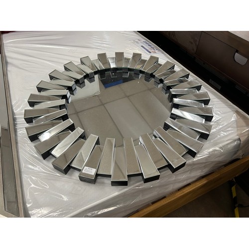 3158A - A circular zip effect mirror