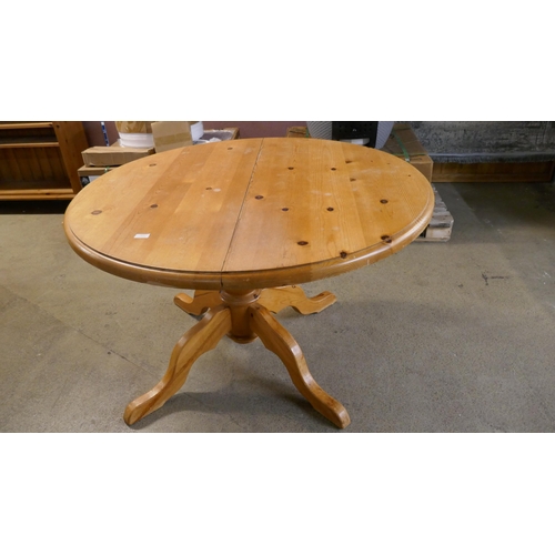 3272 - A round modern pine kitchen table (missing extension piece)