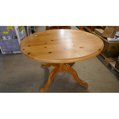 3272 - A round modern pine kitchen table (missing extension piece)