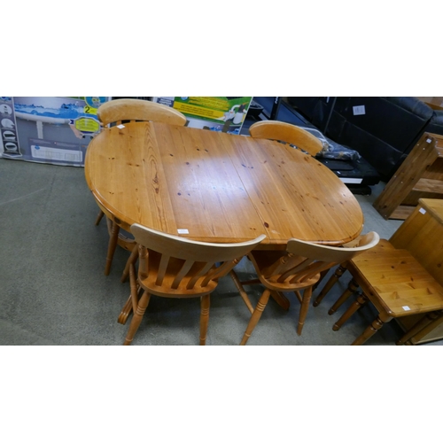 3274 - A extendable pine kitchen table with four chairs