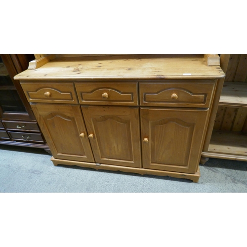 3276 - A large pine kitchen dresser/display cabinet