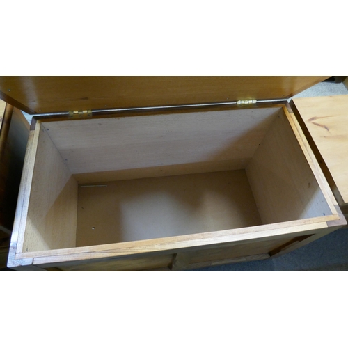 3286 - A pine storage blanket box