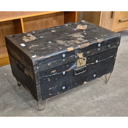 194 - An early 20th Century pine steamer trunk, on hairpin legs