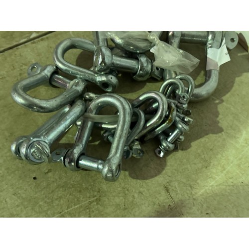 5107 - 16 Bow shackles* This lot is subject to VAT