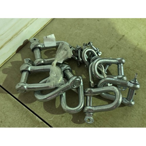 5107 - 16 Bow shackles* This lot is subject to VAT