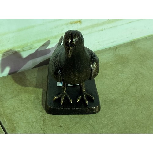 5124 - A cast metal pigeon ornament* This lot is subject to VAT