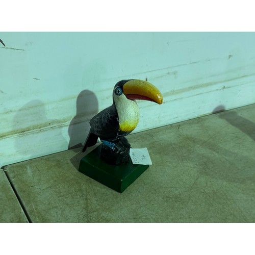 5127 - A pair of cast metal toucan ornaments* This lot is subject to VAT