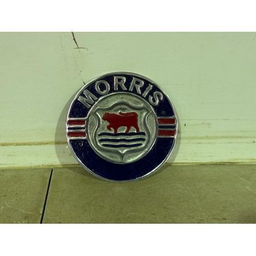 5196 - A circular metal Morris badge plaque* This lot is subject to VAT