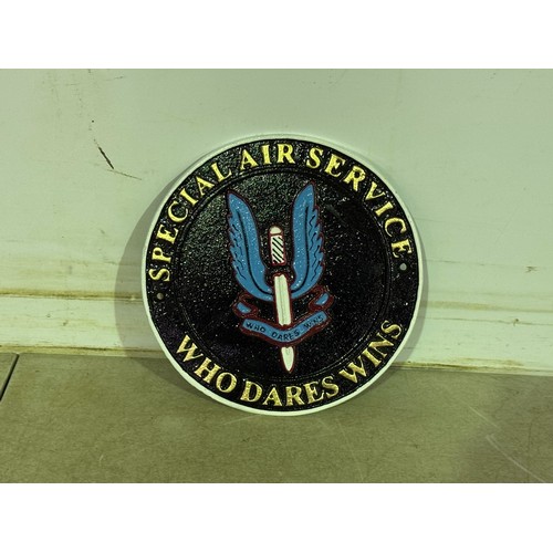 5197 - A circular cast metal Special Air Service S.A.S “who dares wins” plaque* This lot is subject to VAT