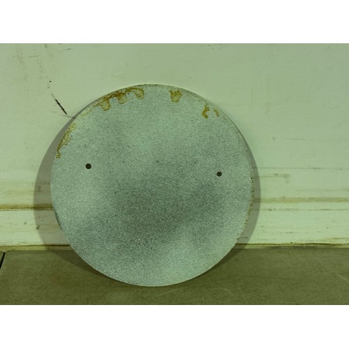 5199 - A circular cast metal Pratts Motor Oil plaque* This lot is subject to VAT