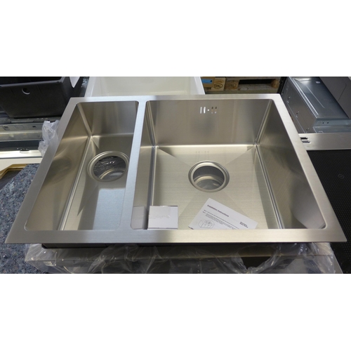 4011 - Two Stainless Steel Bowl 1.5 *This lot is subject to VAT