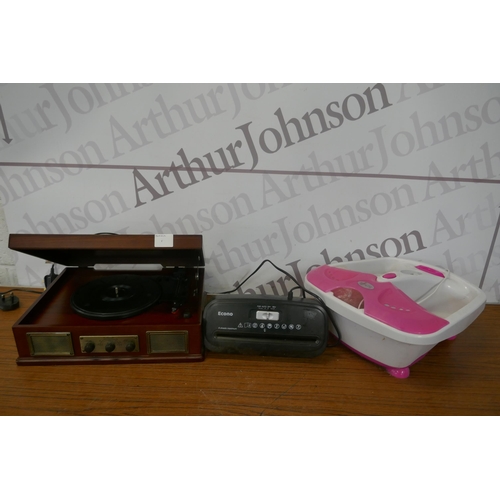 5409 - A Steepletone USB Norwich vintage style turntable with a footspa