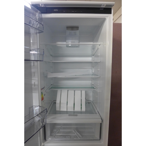 4150 - AEG Integrated 70/30 Fridge Freezer with TwinTech - Frost Free, Original RRP £990.84 + Vat *This lot... 