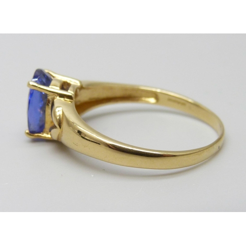 7009 - An 18ct gold and oval blue stone ring, 4g, T