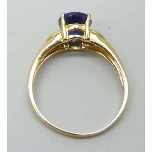 7009 - An 18ct gold and oval blue stone ring, 4g, T