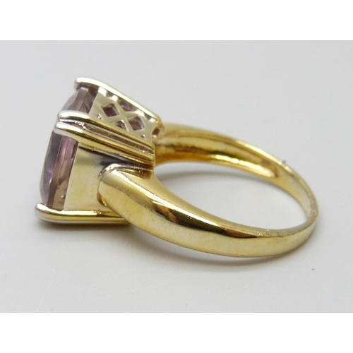 7021 - A silver gilt amethyst cushion cut ring, N