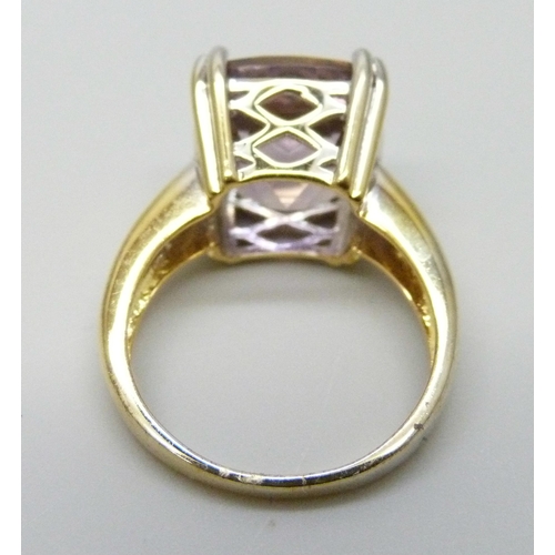 7021 - A silver gilt amethyst cushion cut ring, N