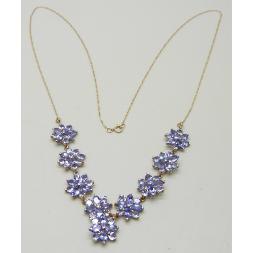 7027 - A 9ct gold and tanzanite necklace, 6.7g