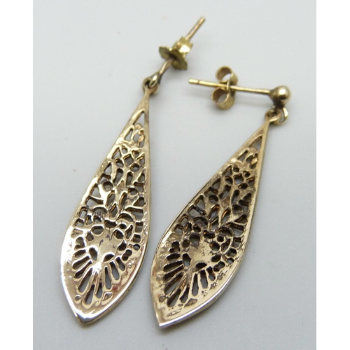 7031 - A pair of 9ct gold drop earrings, 3.4g