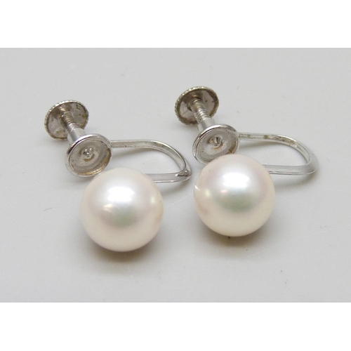 7032 - A pair of 14k gold and pearl earrings, 1.8g, screw backs