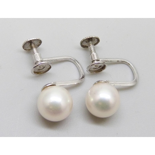 7032 - A pair of 14k gold and pearl earrings, 1.8g, screw backs