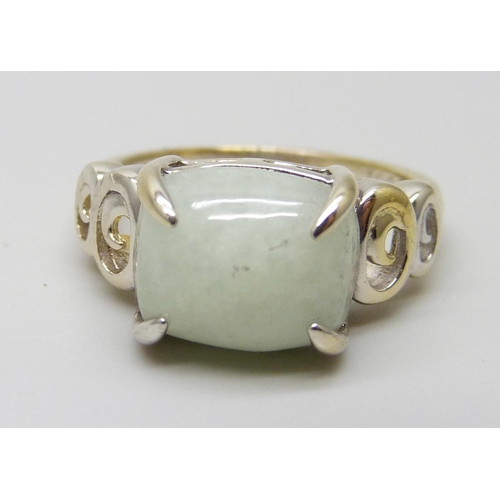 7037 - A silver and white jade cabochon set ring, S