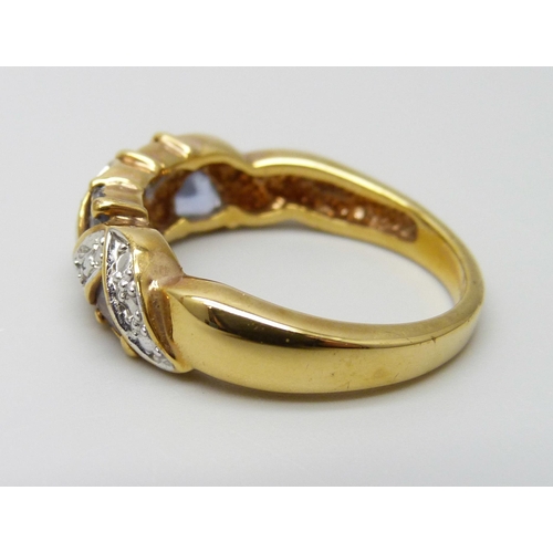 7041 - A silver gilt designer style ring, U